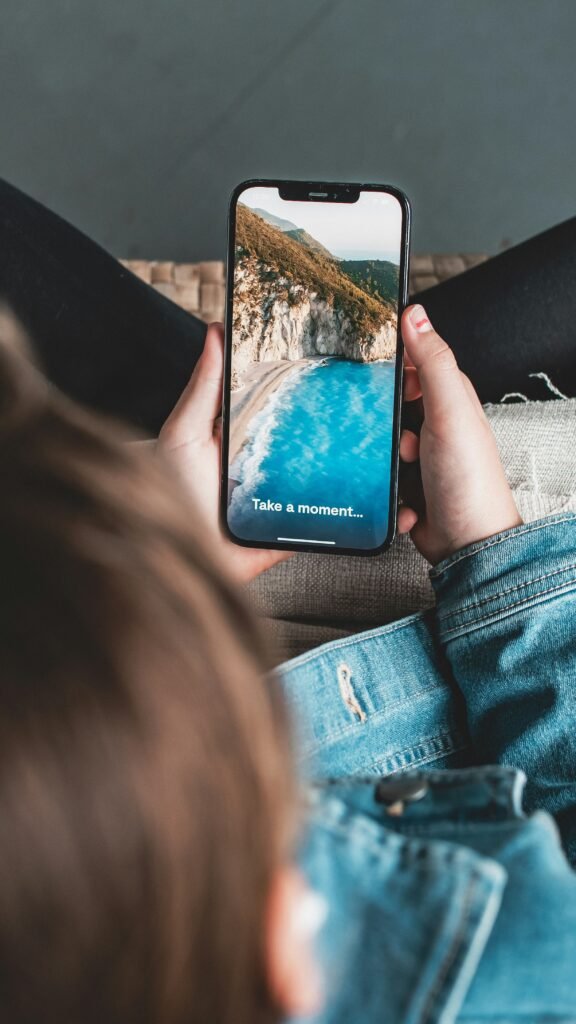 employees using wellness apps on their phone instead of joining employee wellness programs